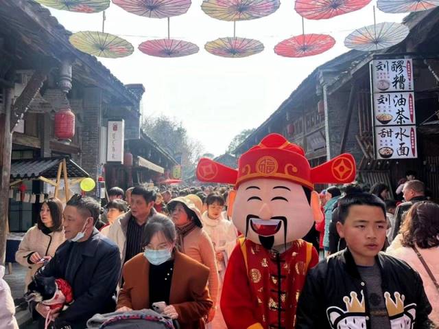 新春民俗文化节暨美食购物嘉年华在成都安仁古镇举行